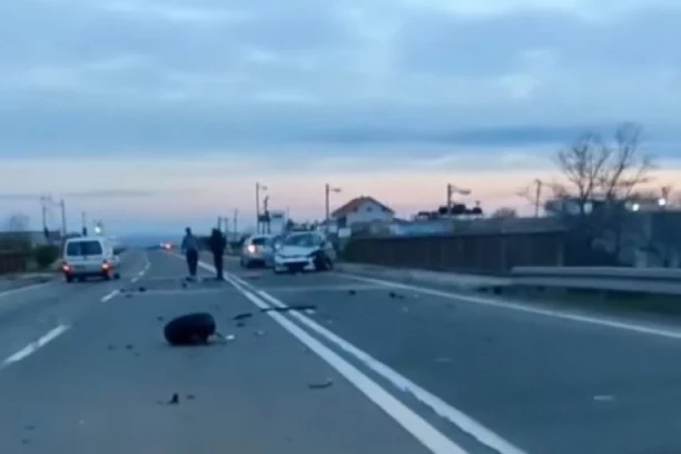 LANČANI UDES KOD RUŠNJA: Srča i delovi automobila svuda po putu (VIDEO)