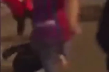 JEZIVE SCENE: Navijači Barselone PREBILI centarfora! PATOSIRALI ga, pa ga ŠUTIRALI dok je LEŽAO nasred ulice! (UZNEMIRUJUĆI VIDEO)