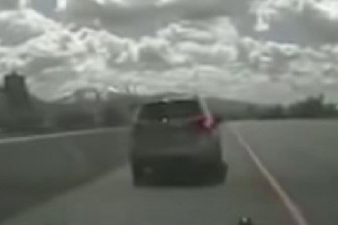 VOZIO AUTOPUTEM JEDVA 50 KILOMETARA NA SAT: Policija ga zaustavila zbog prespore vožnje i ostala u šoku kad je videla ko upravlja autom (FOTO, VIDEO)