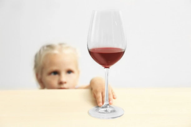 DECA U VRTIĆU PILA MARGARITU TOKOM UŽINE: Neviđeni skandal pokrenuo lavinu pitanja o bezbednosti najmlađih!!