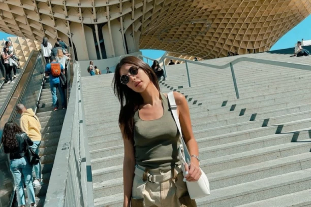 Ne  vraća joj se kući: Anastasija UŽIVA KOD DEČKA, najnovijim fotografijama POKAZALA lepote Sevilje