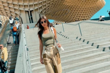 Dok je Gudelja na utakmici, Anastasija mamila uzdahe svih prisutnih: Cecina ćerka se pojavila u NIKAD PROVOKATIVNIJEM izdanju na tribinama i napravila HAOS! (FOTO)