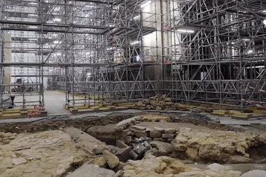 OTKRIĆE U NOTR DAMU: Pronađen olovni sarkofag iz 14. veka (VIDEO)