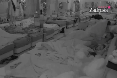 NIKAD ŽEŠĆA AKCIJA PRED SVIM ZADRUGARIMA: Viki i Marko PREVAZIŠLI SEBE, NISU MOGLI DA SE OBUZDAJU, MItrovićeva ga UZHAJALA i ne staje!  (VIDEO)