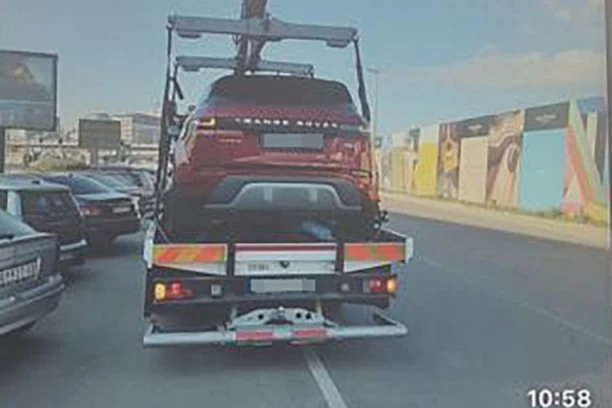 UHAPŠEN NEKADAŠNJI GLUMAC KOJI JE PRETIO PREDSEDNIKU VUČIĆU NA DRUŠTVENIM MREŽAMA: Uhvaćen je kod Nemanjine, automobil prevezen kod OUP Savski Venac.