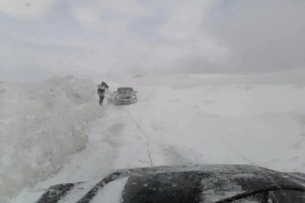 BILO JE STRAŠNO! Drama na Goliji. majka i dete ostali zavejani u snegu! (FOTO)