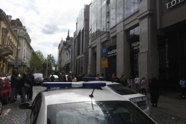 SEJANJE HAOSA ŠIROM BEOGRADA I NIŠA! Dojave o bombama u 4 NAJVEĆA tržna centra! (FOTO, VIDEO)