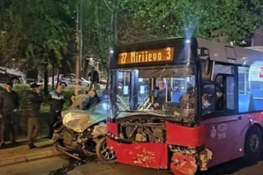 STRAŠAN UDES U BEOGRADU! Direktno se sudarili autobus i putnički automobil! (FOTO)