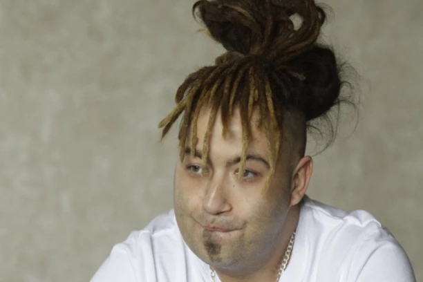 Rasta mešao ALKOHOL sa ŠAKOM TABLETA! Reper ŠOKIRAO ponašanjem pred nastup! (FOTO)