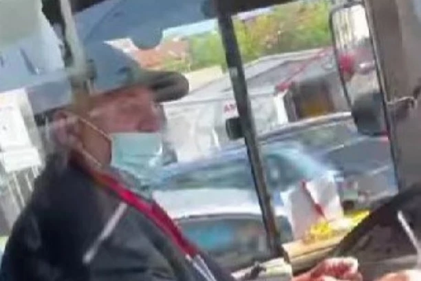 SNIMAK IZ GRADSKOG PREVOZA IZAZVAO BES GRAĐANA! Vozač izvređao trudnicu, svašta joj je rekao! (VIDEO)