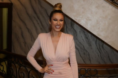 Rada dobila NIZ UVREDA na račun izgleda: Stavila si KONJSKE zube! Pevačica hejterima zapušila usta! (FOTO)