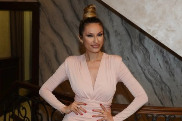 Rada Manojlović SE SELI KOD MAĆEHE U SELO! Pevačica pokreće NOVI BIZNIS, ne želi više da živi u Beogradu