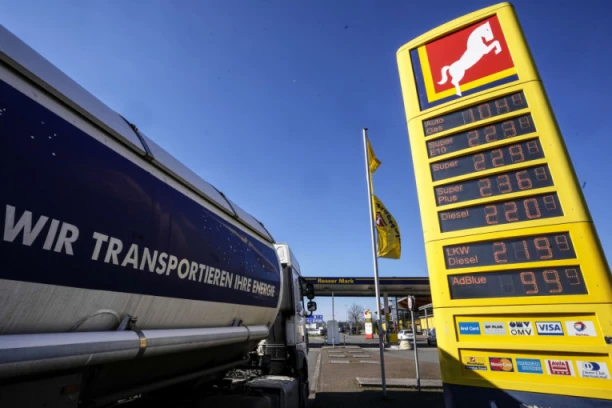 POTPUNA POMETNJA U NEMAČKOJ! Krade se gorivo iz kamiona, policija ČUVA PARKINGE!?