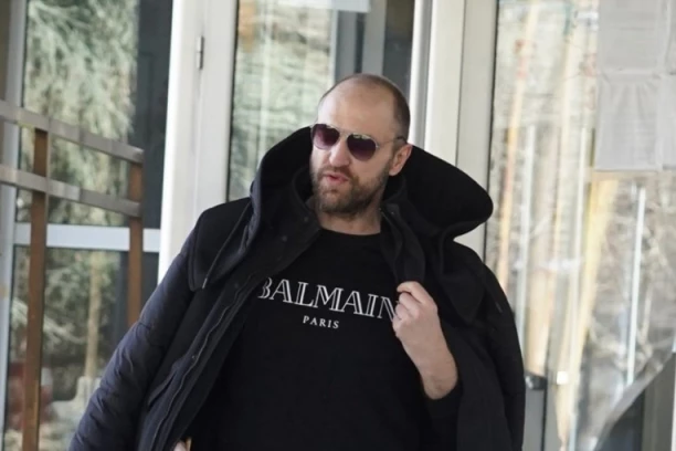 SUTRA POČINJE SUĐENJE DARKU KOSTIĆU! Kreaotor osumnjičen za PRETNJE NOŽEM, vezivanje i zatvaranje u špajiz!