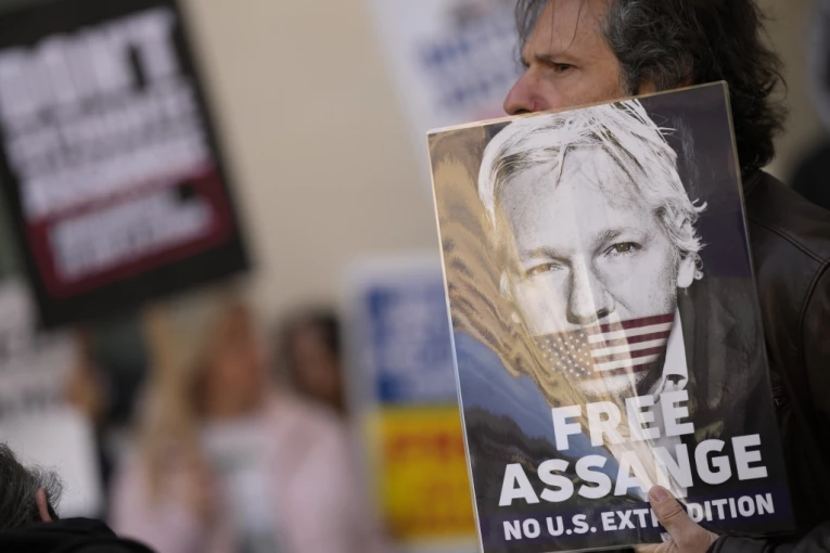 NIŠTA OD IZRUČENJA ASANŽA AMERICI: Evo šta je danas presudilo u Londonu!