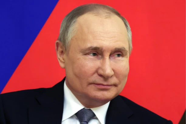 "ŠPIJUNKA" KOJA JE PUTINA OBORILA S NOGU! Ovako danas izgleda zanosna plavuša, sa kojom je predsednik Rusije uslikan (FOTO)