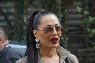 Ceca Ražnatović DEKOLTEOM MAMILA UZDAHE: Folk diva HIPNOTISALA sve svojim grudima, nikad provokativnije izdanje, a u ruci nosila 3. 000 EVRA! (FOTO)