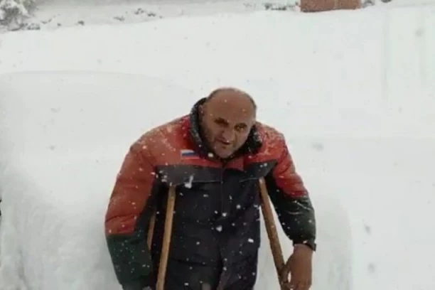 MILOJICA ZAVEJAN U SELU ODVRAĆENICA: Sneg pada satima, Golija odsečena od sveta usred proleća! (FOTO)