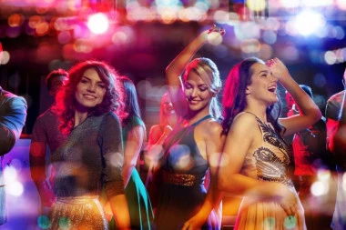 MLADI SVE ĆEŠĆE KORISTE OVU SUPSTANCU NA ŽURKAMA! Izaziva euforiju i smeh, ALI MOŽE DA BUDE I FATALNA!