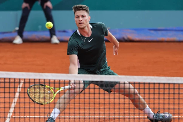 SRBIJA OSTALA BEZ JOŠ JEDNOG PREDSTAVNIKA! Kecmanović IZGUBIO od 148. na svetu! Miša PROKOCKAO 6 meč lopti, pa poklekao u MARATONU!