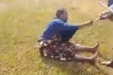 (UZNEMIRUJUĆI VIDEO) UŽASNO NASILJE! Htela da odbrani sina, pa dobila stravične batine od grupe muškaraca!