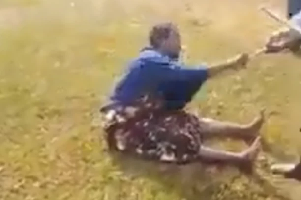 (UZNEMIRUJUĆI VIDEO) UŽASNO NASILJE! Htela da odbrani sina, pa dobila stravične batine od grupe muškaraca!