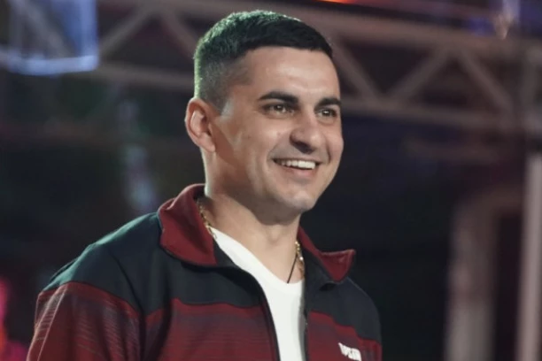 ISPLIVALE ŠOK FOTOGRAFIJE: Pogledajte kako je Bebica živeo pre Zadruge! Miljana ga predstavila kao imućnog BIZNISMENA, a istina će vas zaprepastiti! (FOTO)