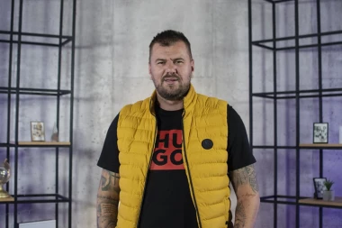 ISTETOVIRALA se Janjuševa ćerka! Kruna pokazala TETOVAŽU preko leđa! (FOTO)