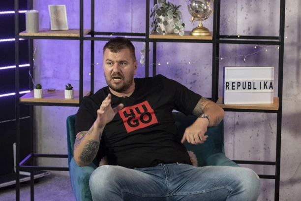 ČUJEM DA RADE ZA LOVU! Janjuš brutalno ISPROZIVAO devojke koje se fotografišu na OVOM mestu, nije štedeo reči!