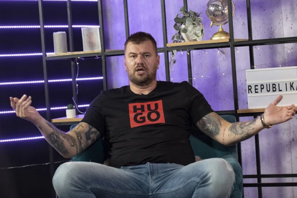 Janjuš sa STARLETI prešao na GLUMICE: Uhvaćen u društvu Katarine Radivojević, nije mogao da je ispusti iz ruku! (FOTO)