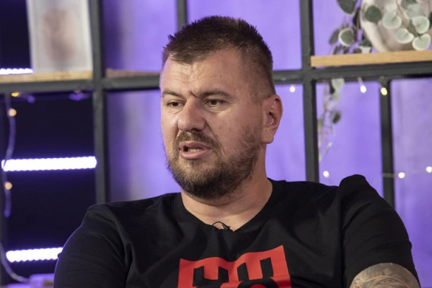 JANJUŠ SE NAKON ZADRUGE VRATIO ŽENI! Isplivala šok fotka, sada je jasno u kakvom su odnosu! (FOTO)