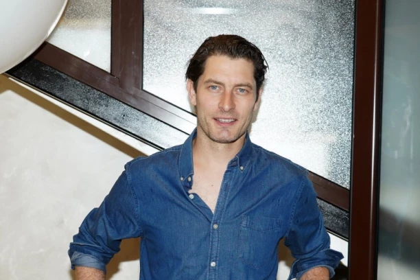 Rođeni brat Petra Benčine je ovaj POZNATI GLUMAC! Za njim devojke LUDE, a on je zavoleo KOLEGINICU! (FOTO)