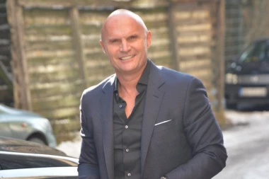 OVO JOŠ NISMO VIDELI! Mili objavio HIT FOTKU sa BUJNOM KOSOM DO RAMENA: Komentari pljušte, upoređuju ga sa OVIM PEVAČEM! (FOTO)