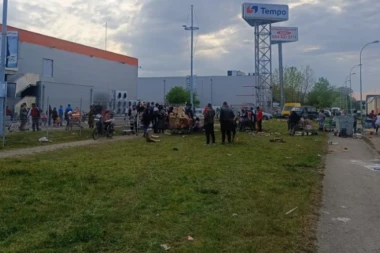 LJUDI POMAHNITALO GRABILI ROBU IZ IZGORELOG TRŽNOG CENTRA U NOVOM SADU! Policija intervenisala, nastao HAOS! (FOTO, VIDEO)