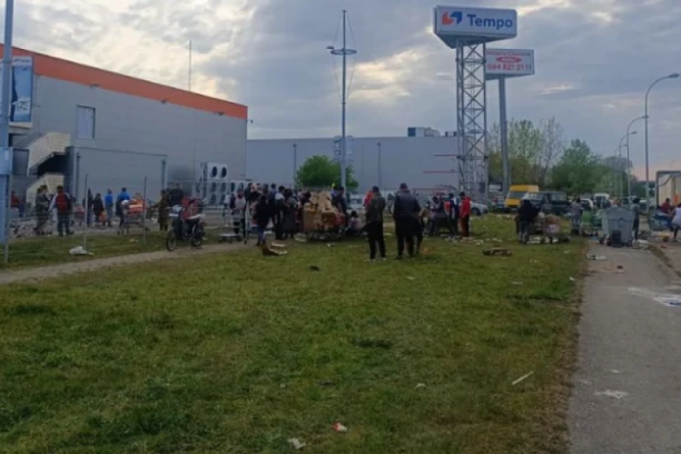 LJUDI POMAHNITALO GRABILI ROBU IZ IZGORELOG TRŽNOG CENTRA U NOVOM SADU! Policija intervenisala, nastao HAOS! (FOTO, VIDEO)