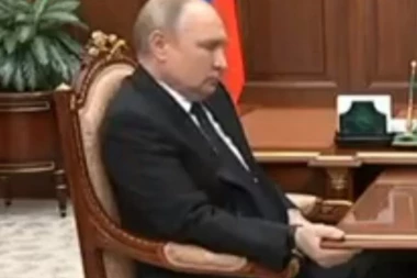 ŠTA SE DEŠAVA SA PUTINOM? Snimak šokirao svet, svi gledaju u njegovu desnu ruku! (VIDEO)