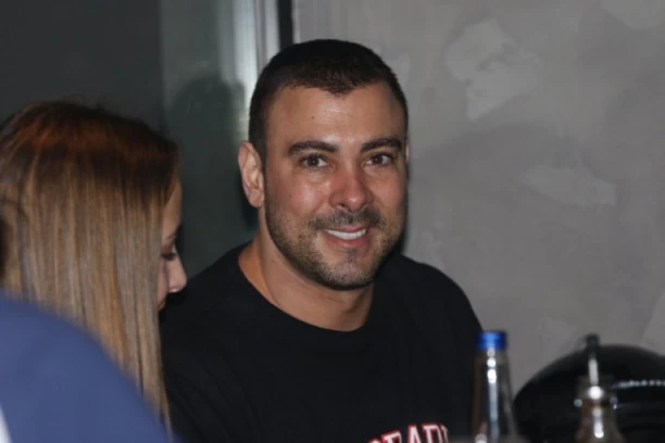 BIO JE U STRASTVENOJ AFERI SA MARIJOM VELJKOVIĆ: Evo šta UROŠ ĆERTIĆ radi kada ga niko ne vidi i sa kim DELI KREVET! (FOTO)