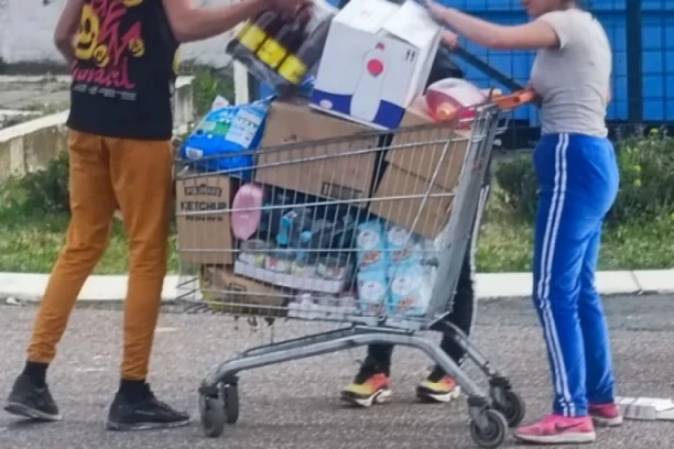 EVO GDE JE ZAVRŠILA RAZGRABLJENA ROBA IZ TEMPA! Artikli izloženi sa zujalicama! (FOTO)