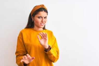 NA NJOJ IMA VIŠE BAKTERIJA NEGO NA WC ŠOLJI, A SVAKOG DANA NAM JE U RUKAMA! Svi smo znali za ručne torbe, ali ovo je zabrinjavajuće!