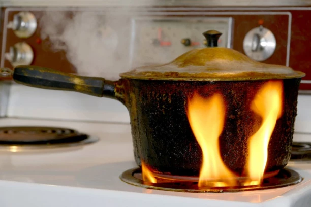 REVOLUCIONARNI TRIK ZA ČIŠĆENJE: Nikad lakše nećete oprati ZAGORELE šerpe, OLAKŠAJTE sebi život!