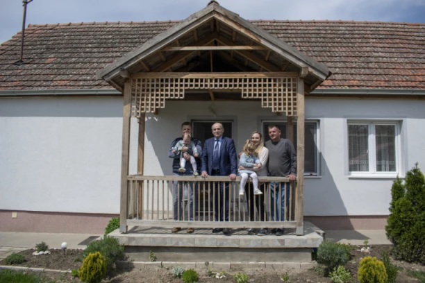 OVAKO SE BORI ZA SPAS SELA! Zahvaljujući ministru Krkobabiću porodica Hajnal se konačno skućila!