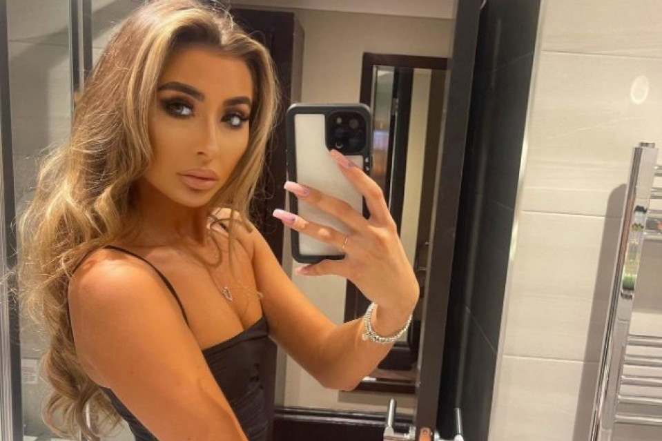 Redovno objavljuje selfije iz toaleta 