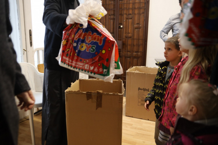 Paketići radosti za beogradske mališane