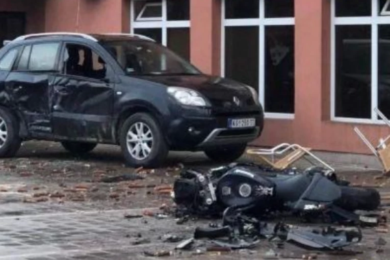 HOROR U MARKOVCU! Pregazio čoveka TRAKTOROM, pa demolirao kafanu! (FOTO)