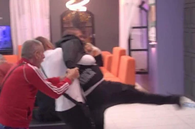 JEZIVA SCENA U ZADRUZI: Dejan ponovo UDARAO u zid i vrata, ZAPENIO od besa nakon RASKIDA: Zadrugari poskakali zbog Dragojevića, tenzija nikad veća! (VIDEO)