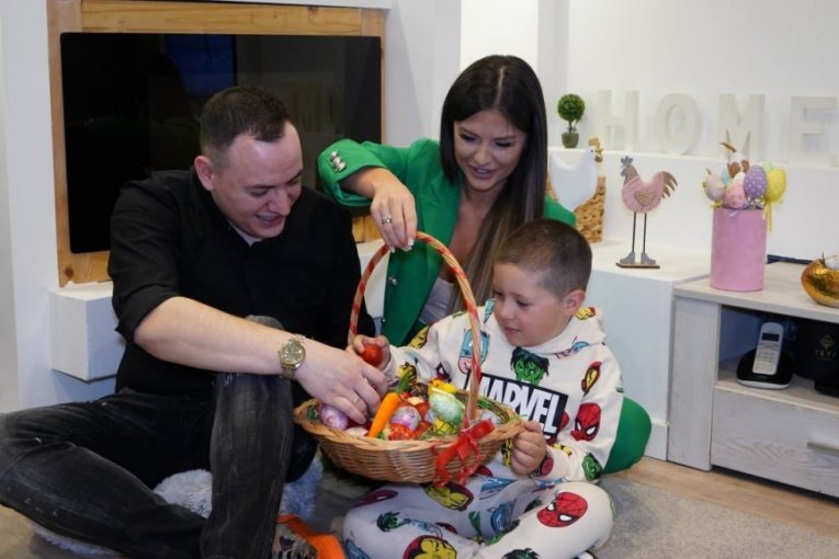 Ovako je Ana Radulović proslavljala Uskrs sa mužem i sinom pre razvoda