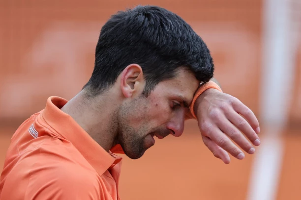 NOVAČE, ŠTA ĆE TI REĆI JELENA: Najbolji teniser sveta u zagrljaju sa prelepom manekenkom! (FOTO)