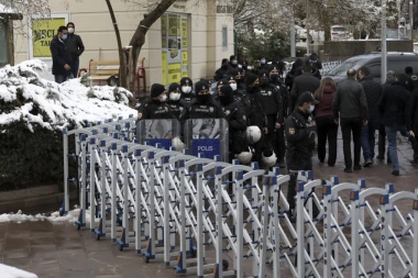KRVOPROLIĆE U ISTANBULU! Pucali su na sve redom u kafiću, viđen jedan LEŠ!