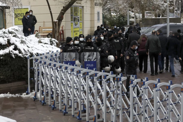 KRVOPROLIĆE U ISTANBULU! Pucali su na sve redom u kafiću, viđen jedan LEŠ!