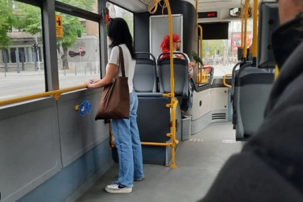 BEOGRADSKI PIRAT IZ GSP! Momak rešio da izvede svog papagaja u vožnju za Vaskrs! (FOTO)